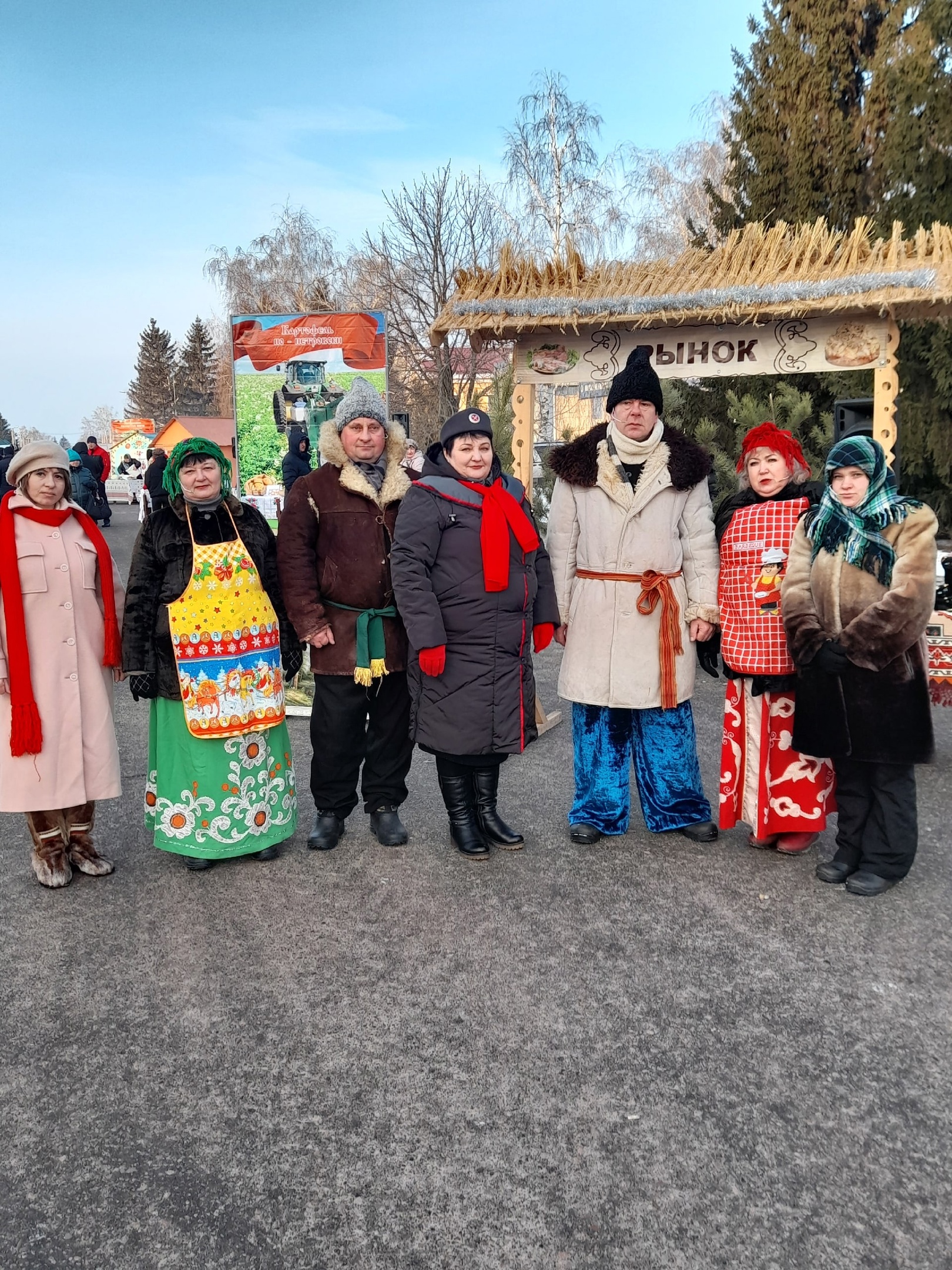 Дорогие друзья, жители нашего прекрасного района! С праздником всех здоровья, мира, благополучия. Творческих успехов. Коломыцевское сельское поселение представили лучшее &quot;Сало в шоколаде&quot;. Спасибо всем за чудесный праздник..