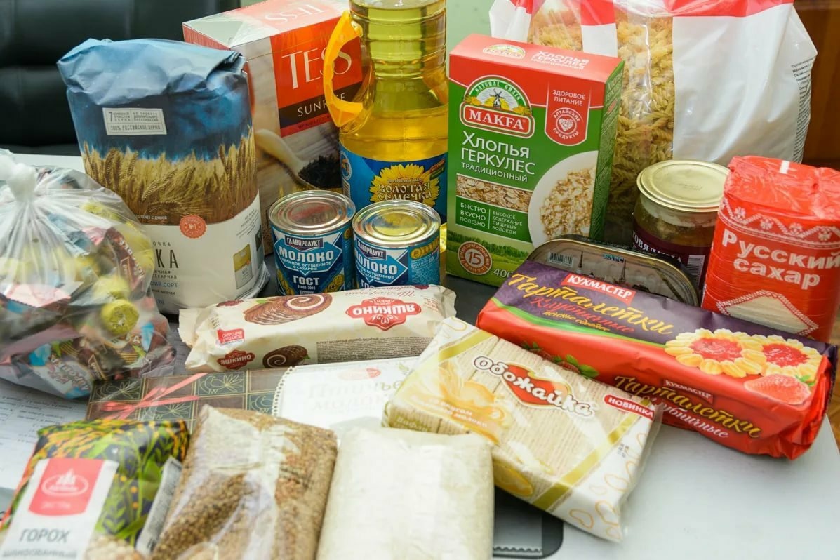 Поддержка продуктов. Набор продуктов для пенсионеров. Продуктовые наборы для нуждающихся. Продовольственный набор для пенсионеров. Пенсионеры с продуктами.